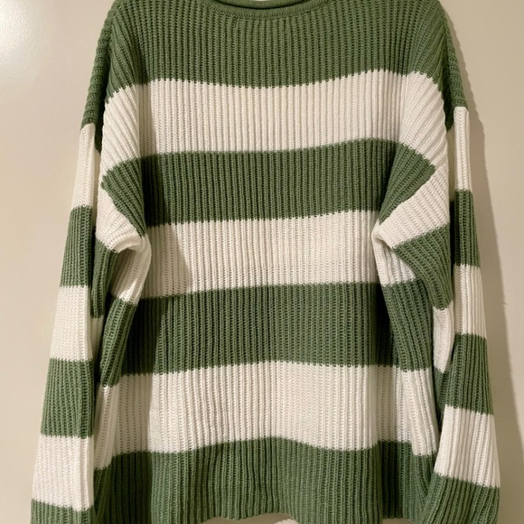 Green and White Crew Neck Sweater with Ribbed Texture - Picture 3 of 3